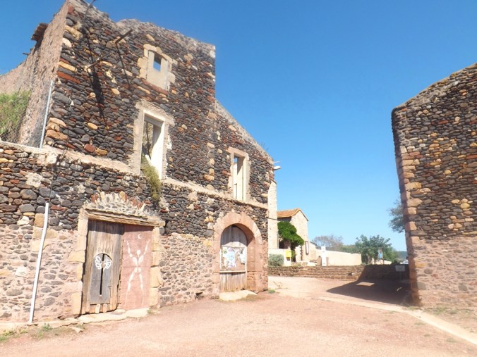 maisons détruites a Celles au bord du lac du Salagou