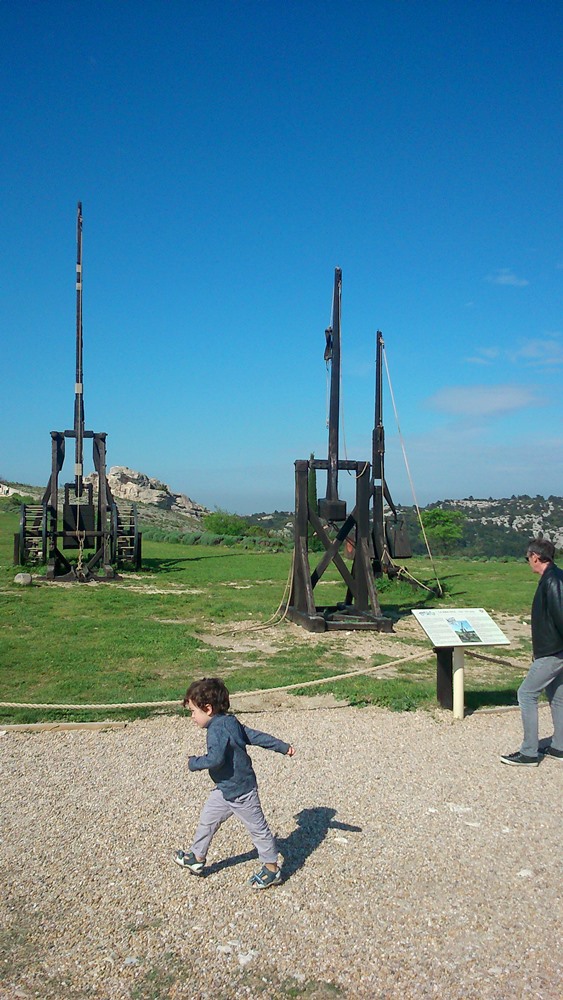 matthieu et frederic devant les catapultes des baux de provence