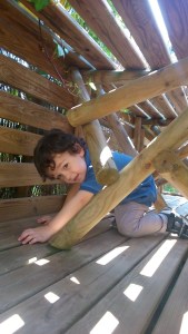 Matthieu franchit un obstacle au parc Teraventure