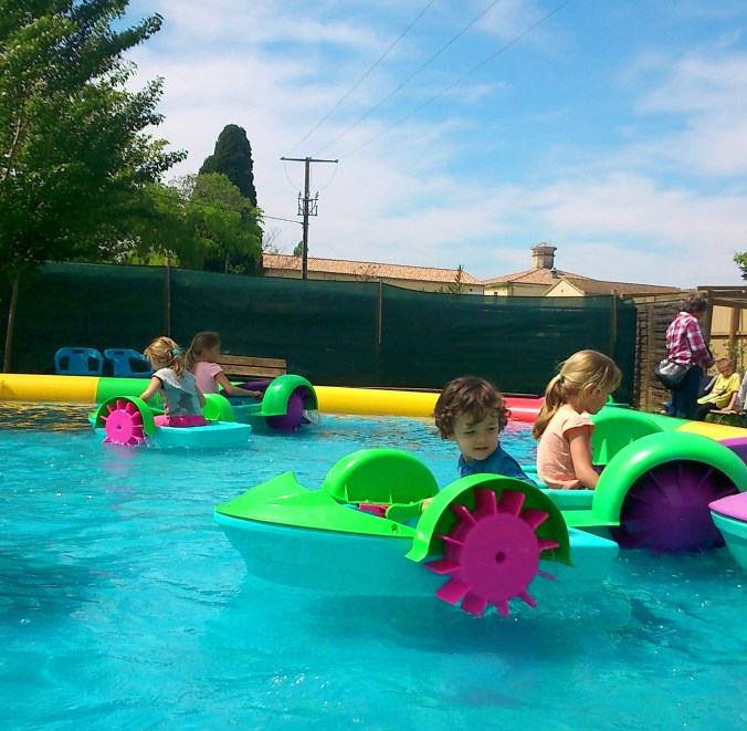 Matthieu sur le pédalo du parc Teraventure