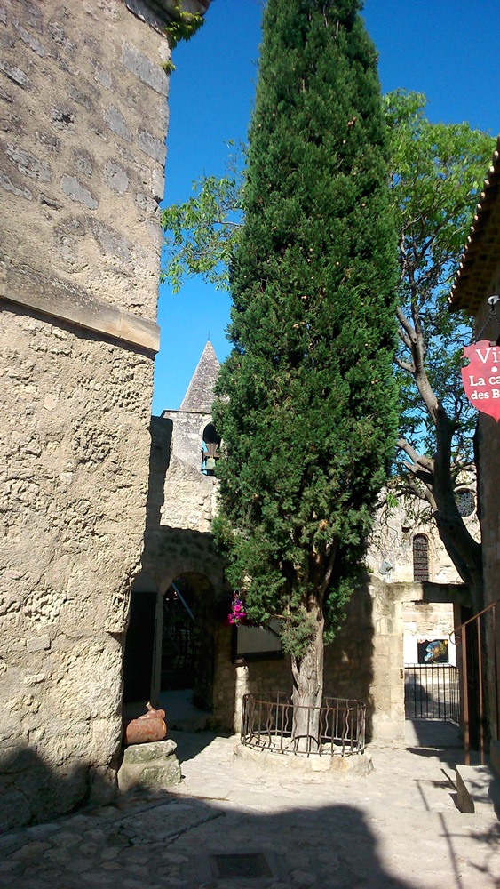 petite place village des baux de provence