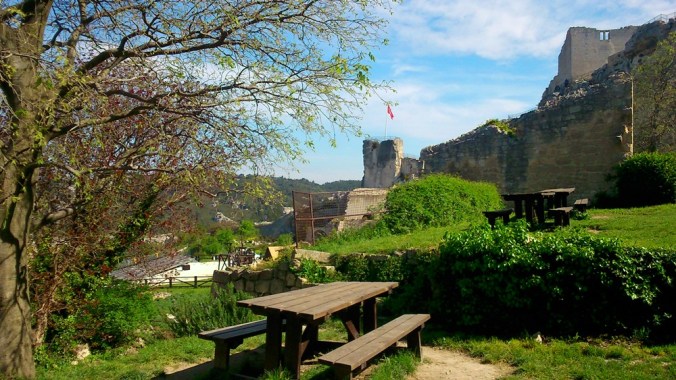 vue sur le chateau des baux de provence