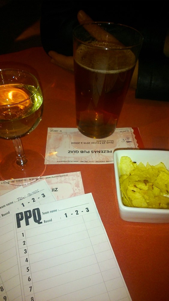 boissons et feuilles de jeu au Pezenas Pub Quiz