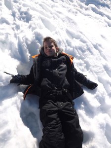 franck allonge sur la neige dans le vercors