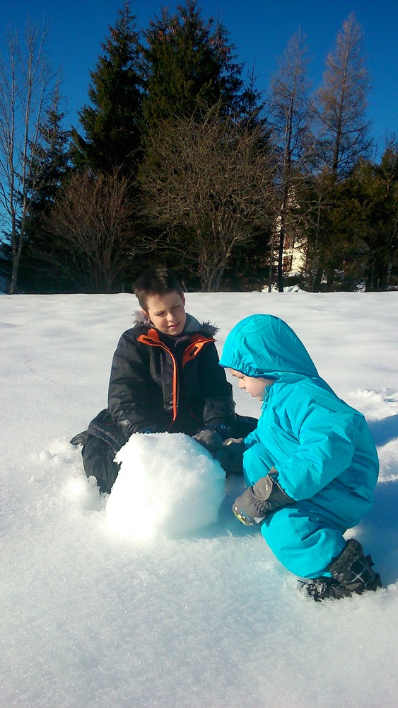 franck et matthieu font une boule de neige dans le vercors