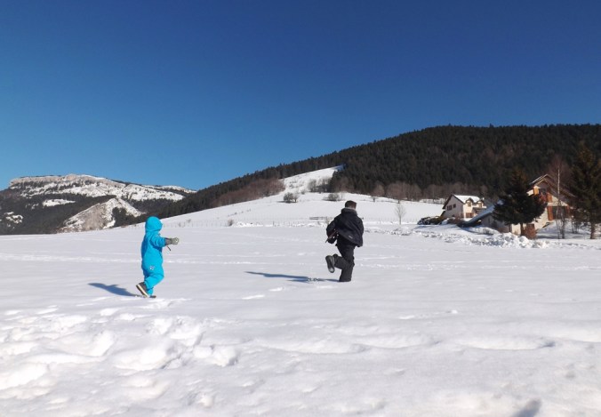 franck et matthieu jouent dans la neige dans le vercors