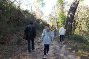 frederic et les enfants sur le chemin dans la colline de villeneuvette