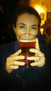 isabelle et une bière anglaise au Pezenas Pub Quiz Illustre Theatre