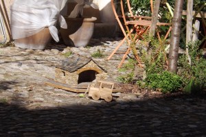jouets devant une maison du quartier ouvrier a Villeneuvette