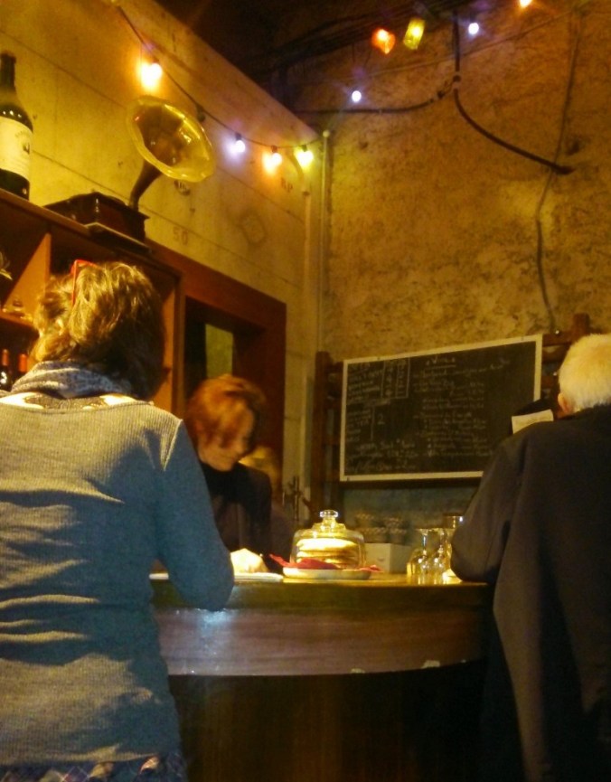 le comptoir bar du Pezenas Pub Quiz a l'Illustre Theatre