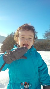 matthieu mange de la neige dans le vercors
