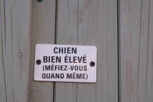 plaque chien bien eleve maison quartier ouvrier de villeneuvette