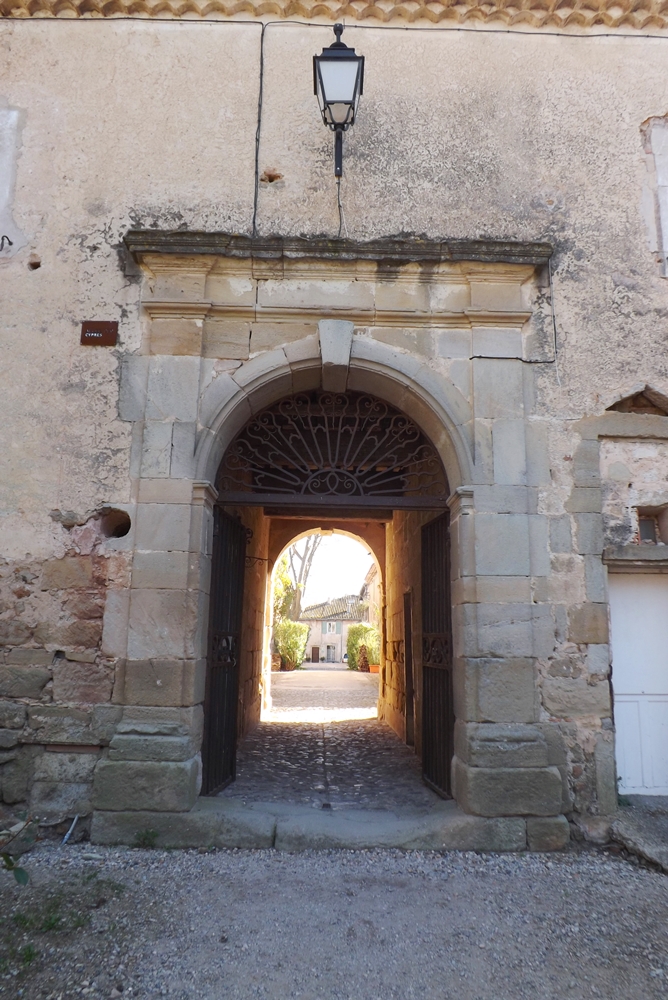 portail d'entree vers le quartier ouvrier en venant de l'usine