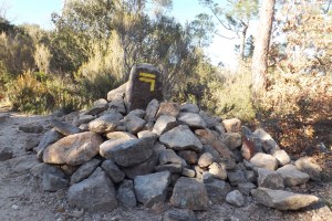 signe de randonnee sur amas de pierre das la garrigue derriède Villeneuvette