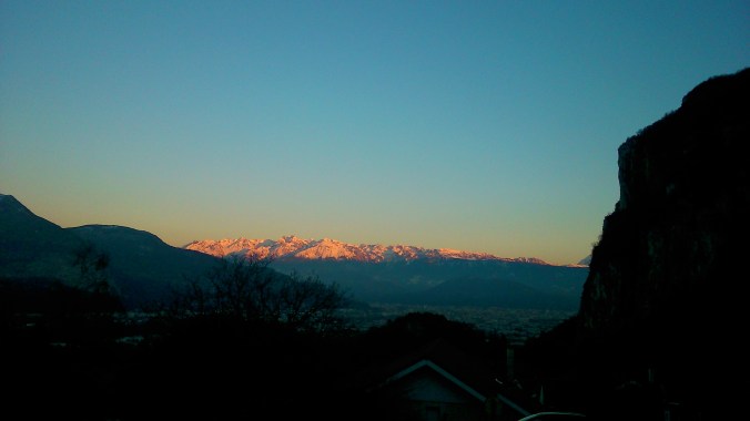 soleil couchant sur la chaîne de Belledonne au dessus de Grenoble. vue depuis le Vercors