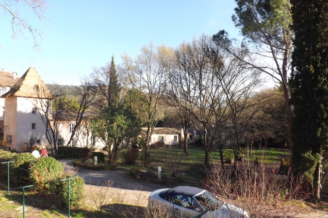 vue sur l'ancien pigeonnier et le jardin d'enfants de villeneuvette