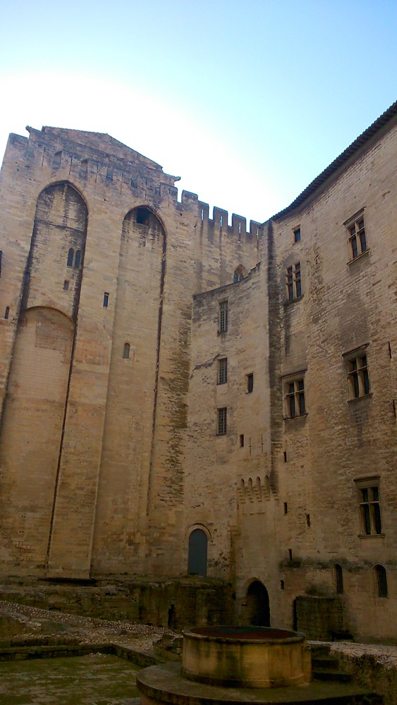 cour palais des papes avignon