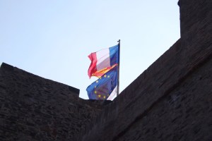 drapeau flottant au sommet du chateau de collioure