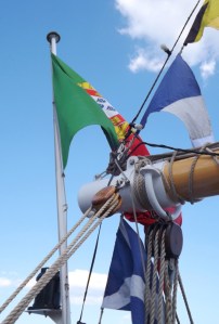 drapeauxx sur le santa maria manuela
