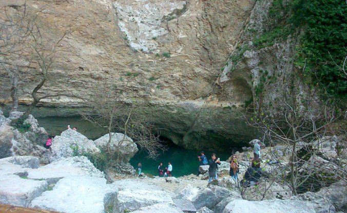 en haut de la résurgence de la Sorgue a Fontaine de Vaucluse