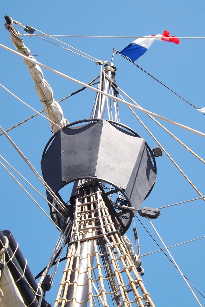 en haut du mat de la nao victoria