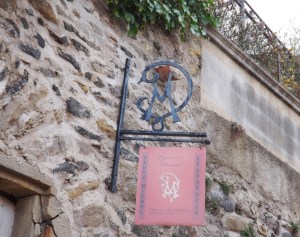 enseigne vigneron eleveur dans le village d'Octon