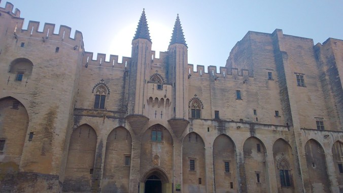 facade monumentale du palais des papes en Avignon