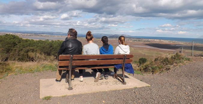 fred et les enfants sur le banc du belvedere du mont saint loup a agde