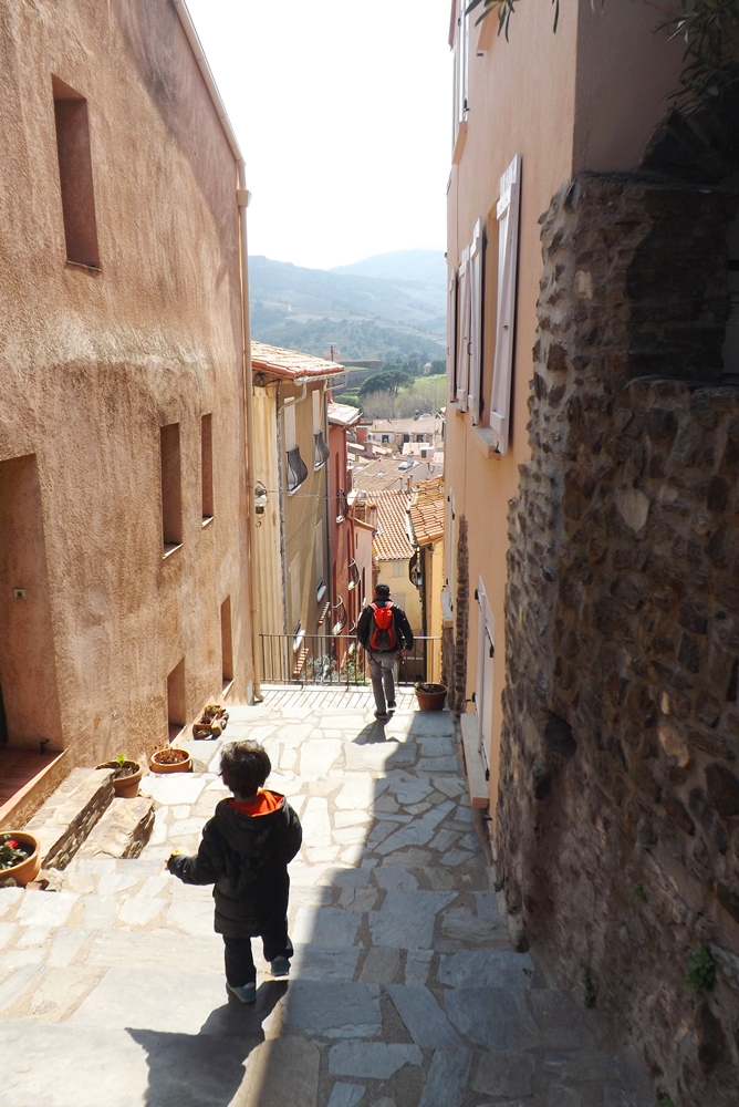 fred et matthieu descendent une ruelle dans le quartier de la more a collioure