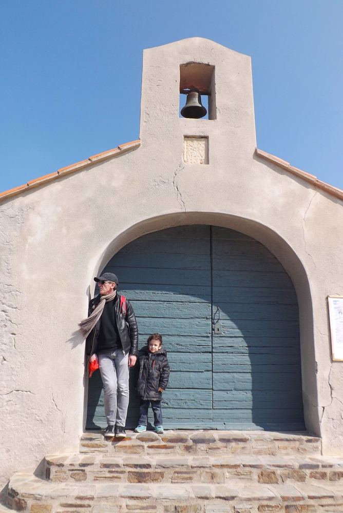 fred et matthieu devant la chapelle st vincent a Collioures