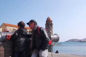 Frederic et Matthieu devant un canon sur la plage de Collioure