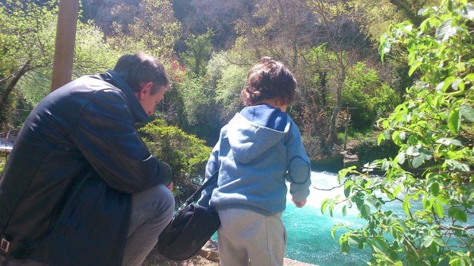 Frederic et Matthieu regardent la Sorgue a Fontaine-de-Vaucluse