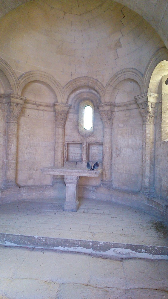 interieur chapelle saint benezet pont d'avignon