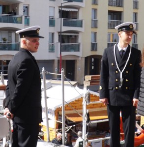 jeunes en uniforme sur le bateau polonais