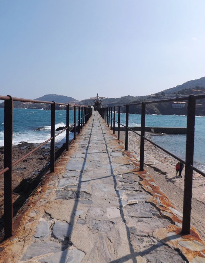 le feu au bout de la jetee de collioure