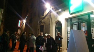 l'equipe des chroniqueurs culturels devant le cinema le moliere de pezenas