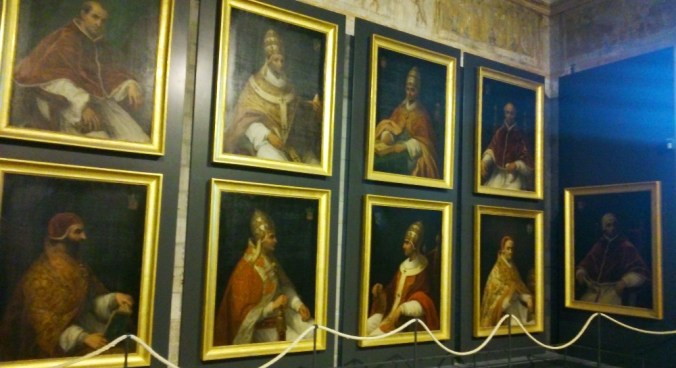 les portraits desp apes ayant reside au palais des papes d'avignon