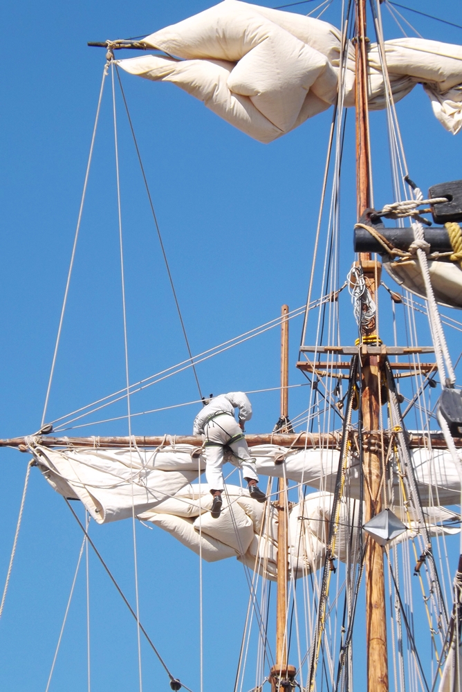 marin travaillant sur le mat du Grace