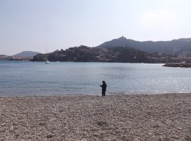 Matthieu au bord de 'eau sur la plage de collioure