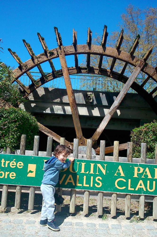 Matthieu devant la roue a aubes de Fontaine de Vaucluse