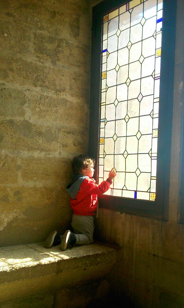 Matthieu devant une fenetre d'une salle du palais des papes avignon
