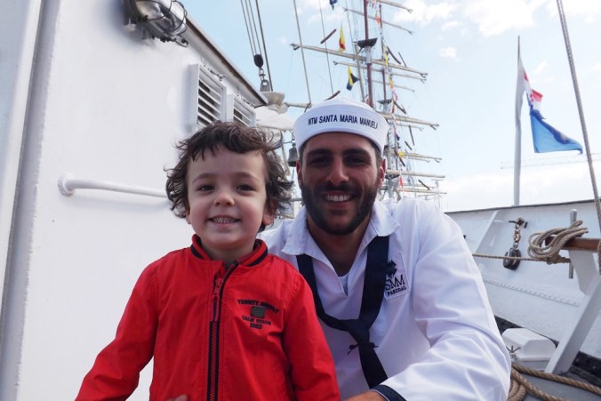 matthieu et un matelot sur le santa maria manuela