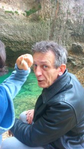 matthieu jette des cailloux dans le gouffre de la sorgue