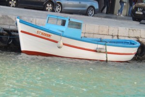 petit bateau de peche sur les quais de sete