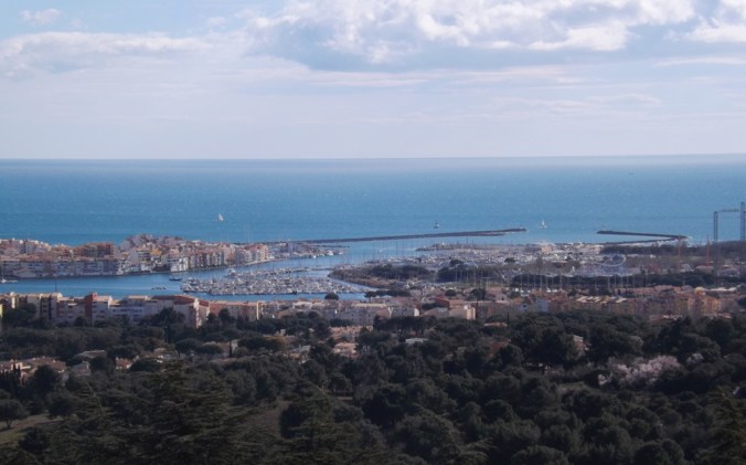 port de plaisance du cap d'agde vu depuis le mont saint loup