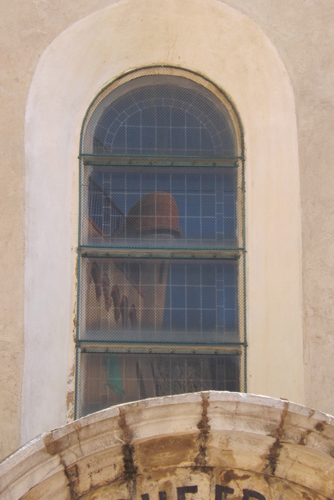 reflet dans le vitrail de l'eglise notre dame des anges de collioure