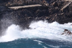vagues sur la falaise de collioure