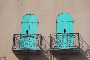 volets bleus et oiseaux en fer collioure