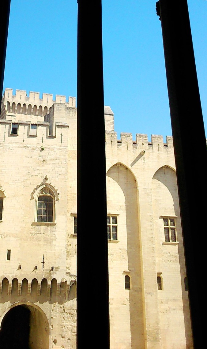 vue sur la cour d'honneur du palais des papes avignon