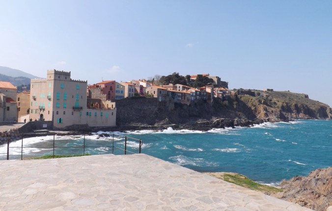 vue sur les falaises du quartier du Mouré a Collioure